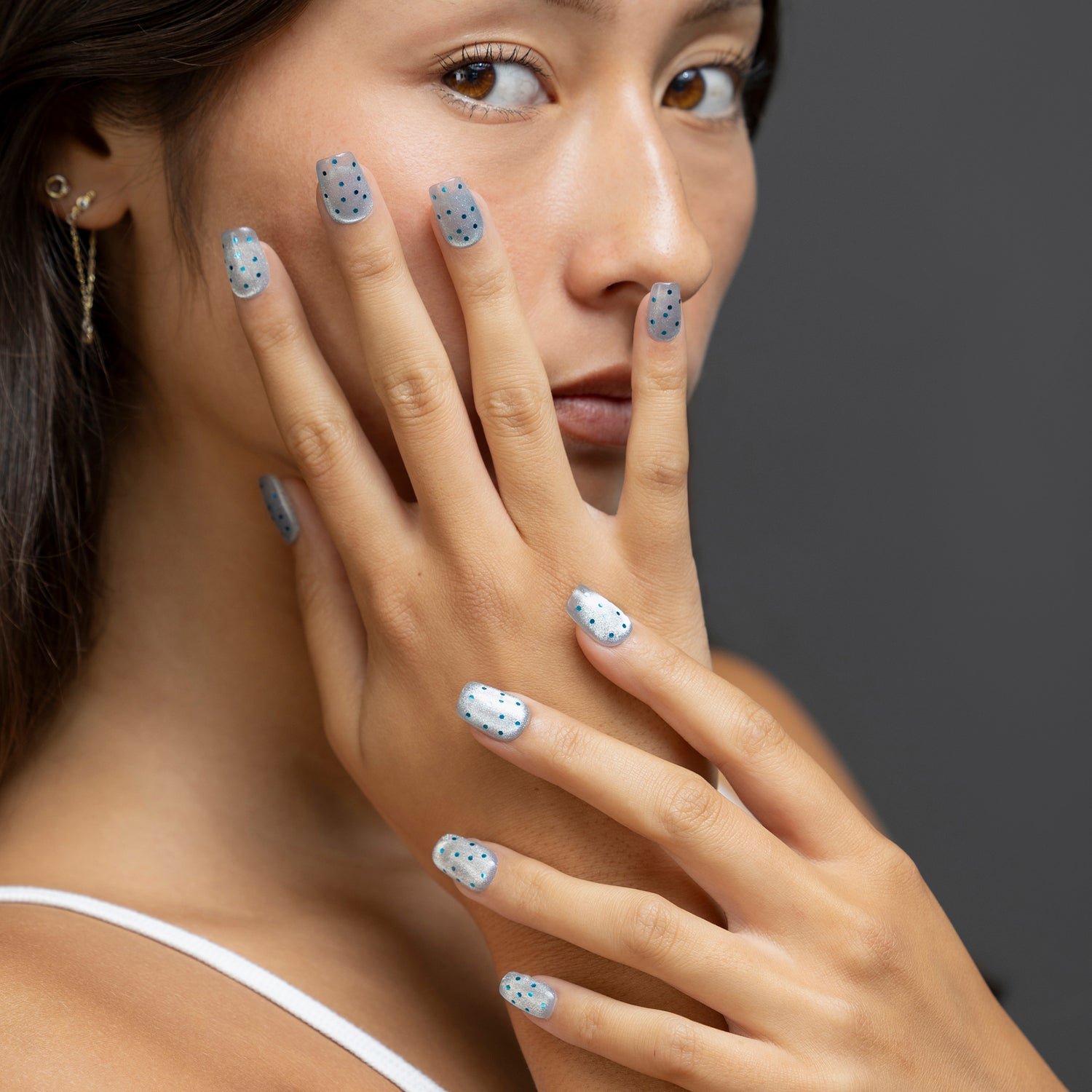 Handmade press-on nails from 3H Nails, featuring a stylish design on model 1114 for a chic, salon-quality manicure.